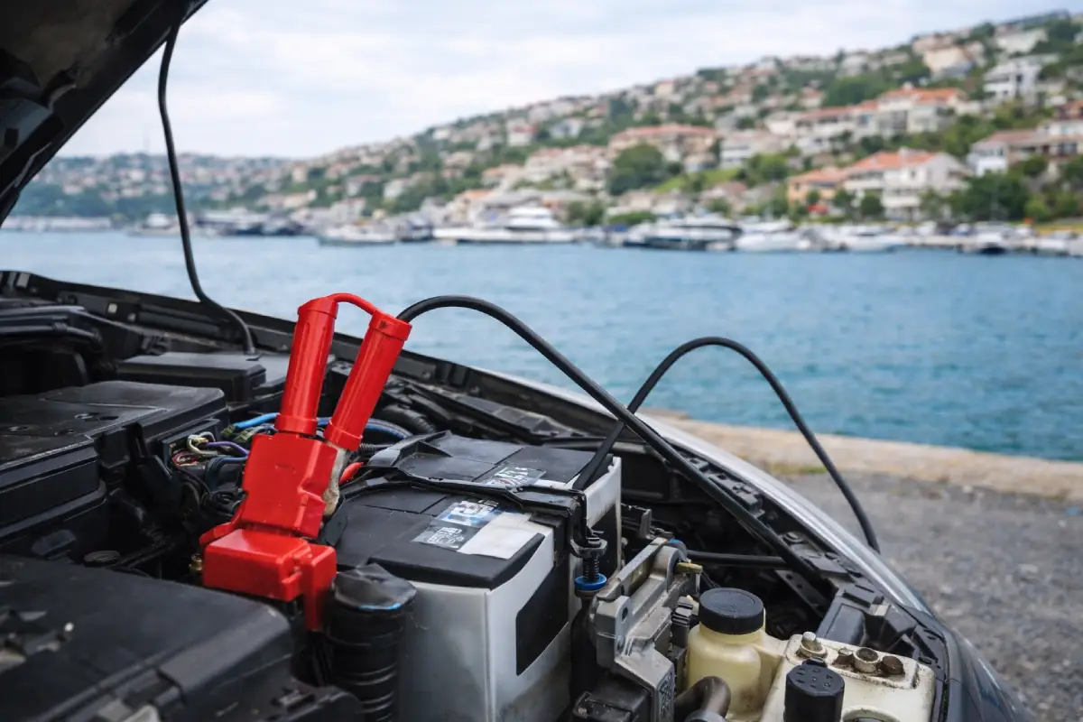 Yakuplu bölgesinde yerinde mobil akü takviye hizmeti ile araç aküsüne takviye yapılıyor